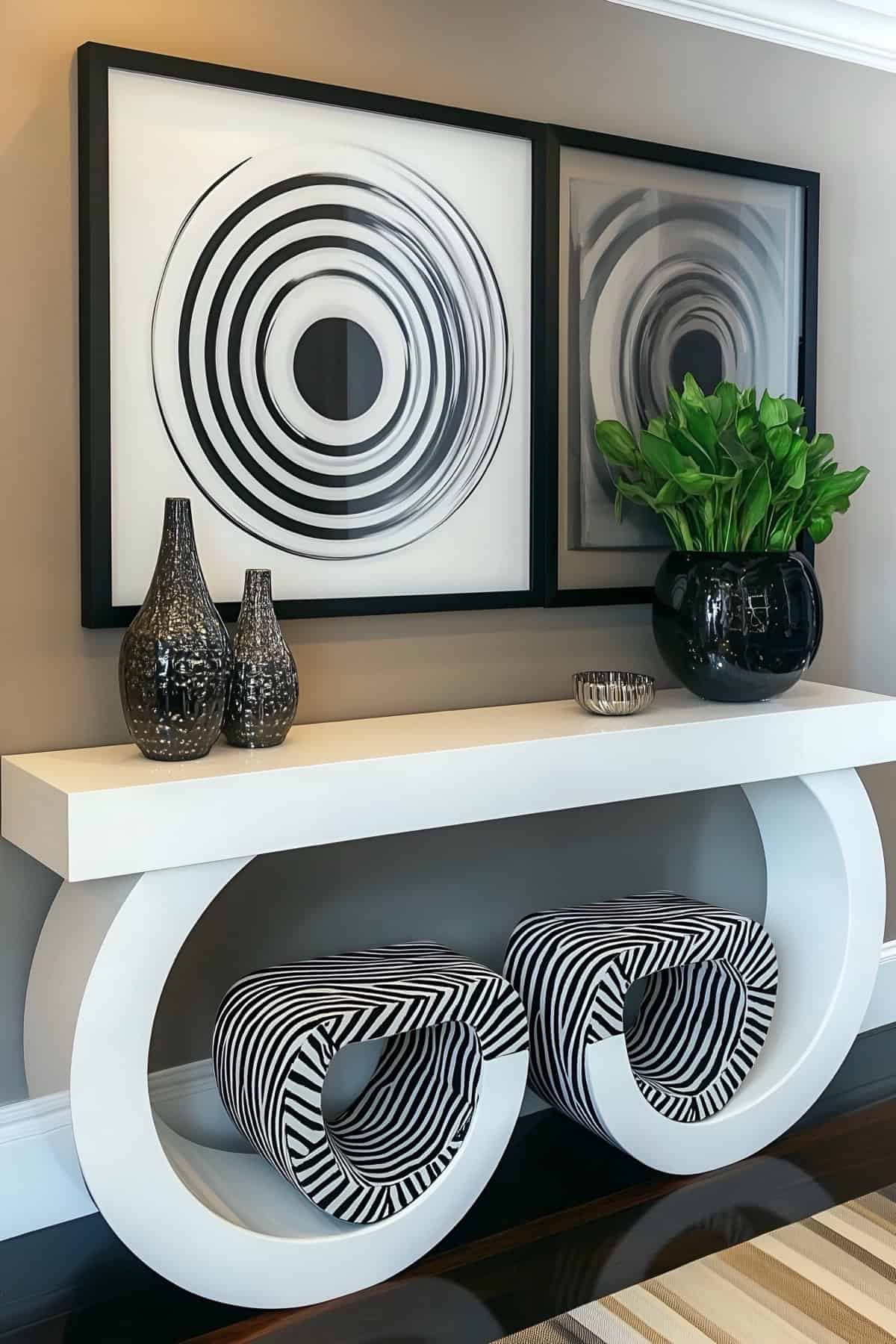 NYC Hallway Table Decor Ideas_3